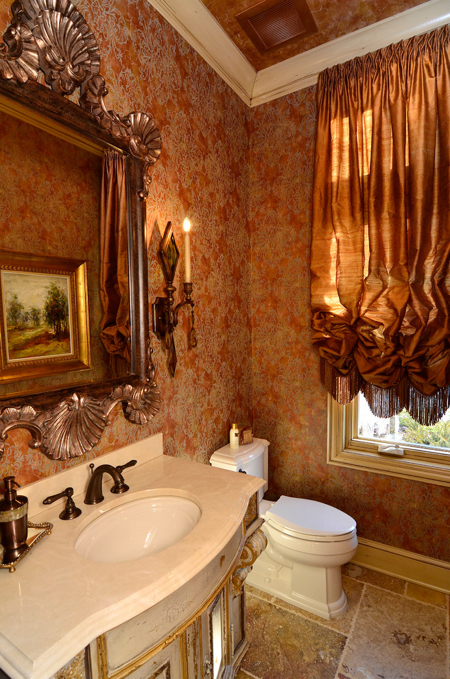 ミネアポリスにある高級な小さなエクレクティックスタイルのおしゃれなバスルーム (浴槽なし) (オーバーカウンターシンク、御影石の洗面台、一体型トイレ	、ベージュのタイル、オレンジの壁、セラミックタイルの床) の写真