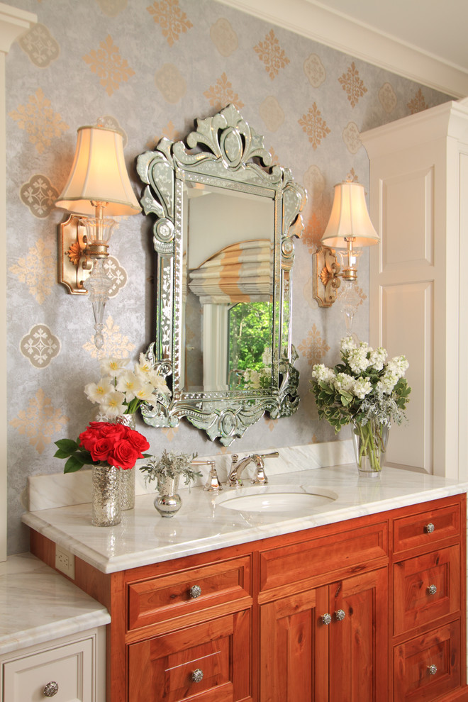 Bild på ett vintage en-suite badrum, med skåp i mellenmörkt trä, marmorbänkskiva och blå väggar