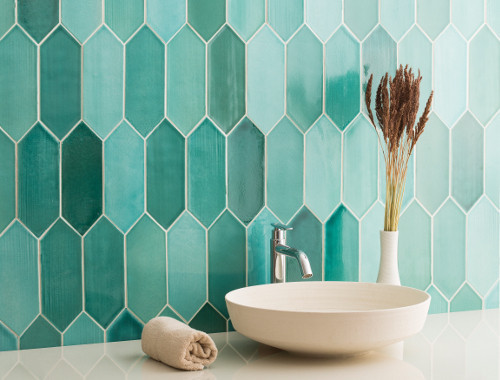 Idee per una stanza da bagno etnica con piastrelle blu, piastrelle in gres porcellanato, pareti blu, lavabo a bacinella e top bianco
