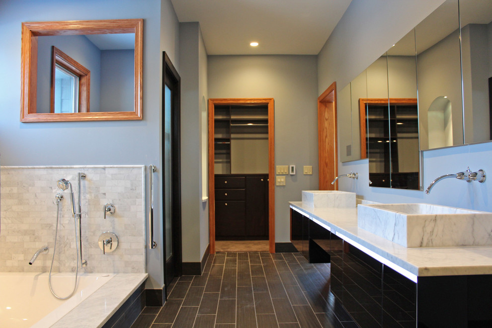 Идея дизайна: ванная комната в современном стиле с настольной раковиной, мраморной столешницей, накладной ванной, черной плиткой и керамогранитной плиткой