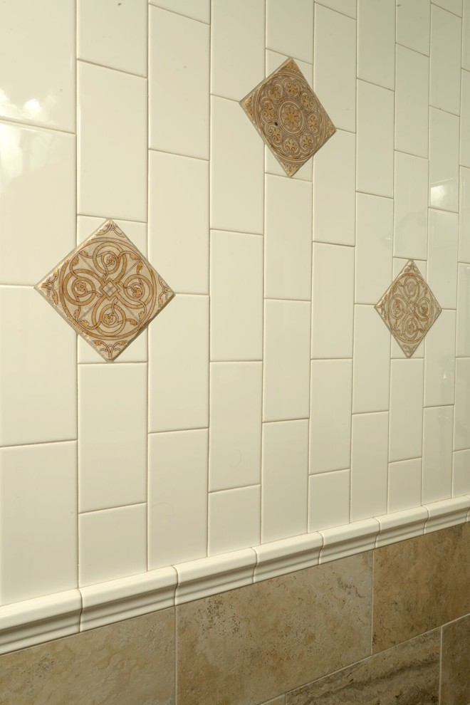 オーランドにあるトランジショナルスタイルのおしゃれな浴室 (白いタイル、ベッセル式洗面器、バリアフリー、磁器タイル) の写真
