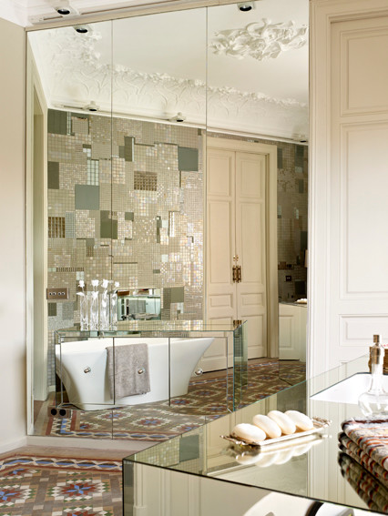 На фото: большая главная ванная комната в стиле шебби-шик с отдельно стоящей ванной с