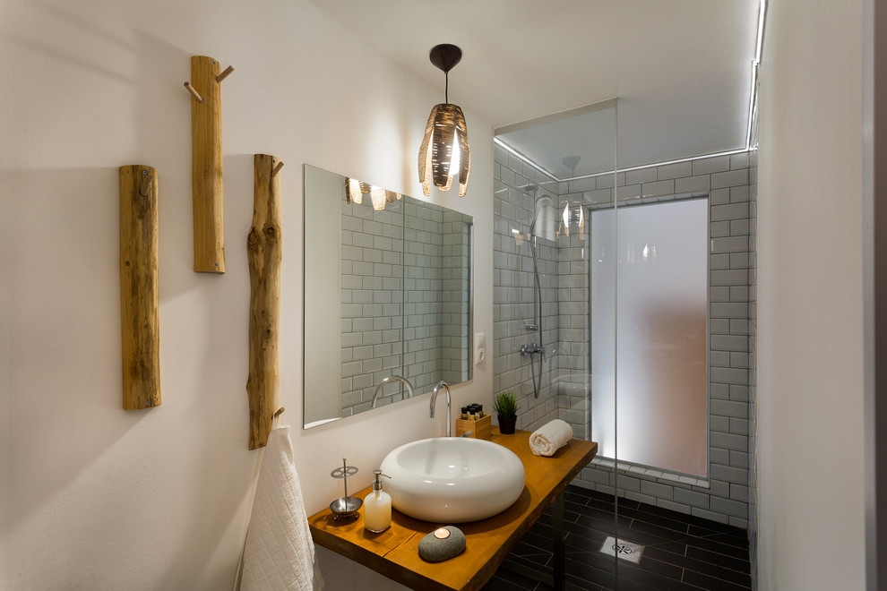 Ispirazione per una piccola stanza da bagno tropicale con pareti bianche e pavimento in laminato