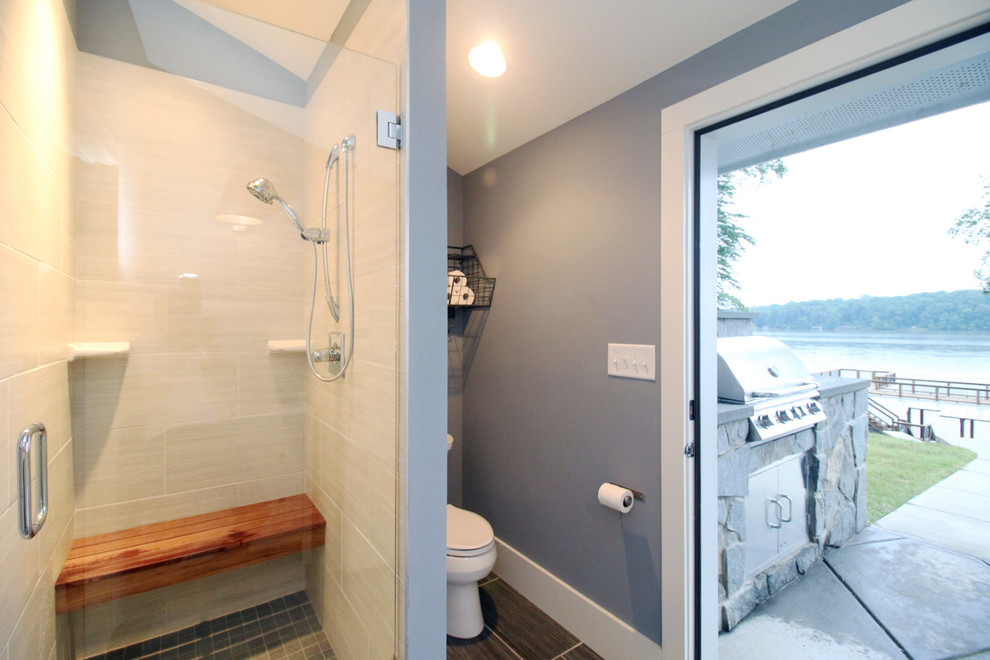 Exemple d'une douche en alcôve de taille moyenne avec WC à poser, un carrelage gris, des carreaux de céramique, un mur gris et un sol en carrelage de céramique.