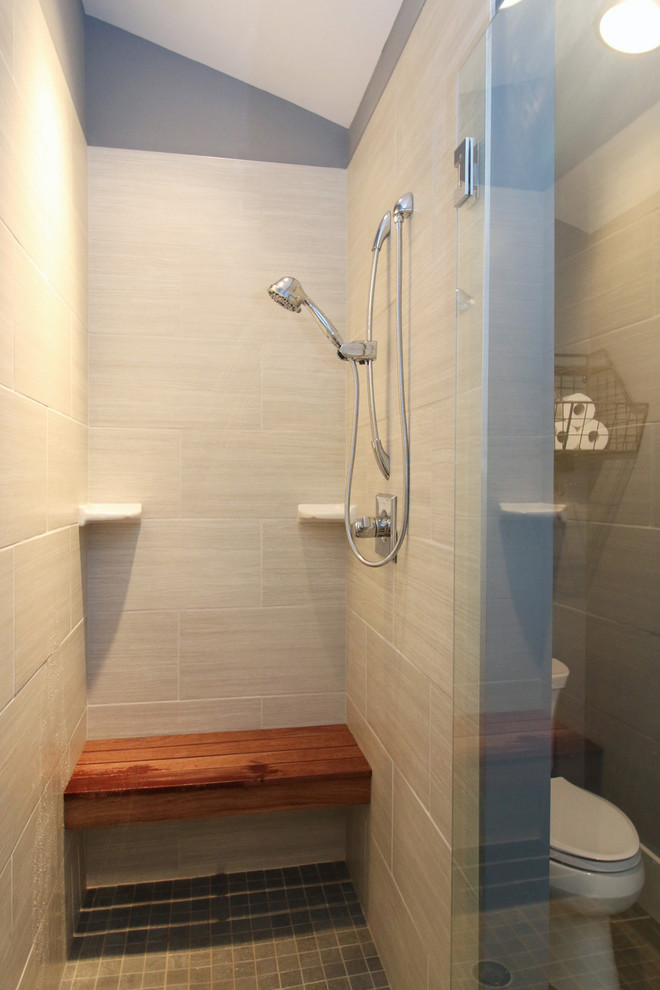 Ejemplo de cuarto de baño de tamaño medio con ducha empotrada, sanitario de una pieza, baldosas y/o azulejos grises, baldosas y/o azulejos de cerámica, paredes grises y suelo de baldosas de cerámica