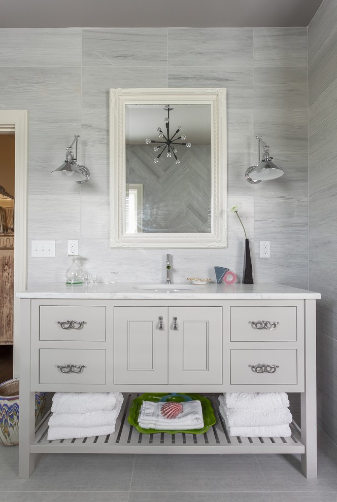 Idéer för vintage badrum, med grå kakel, grå väggar, ett undermonterad handfat och grått golv