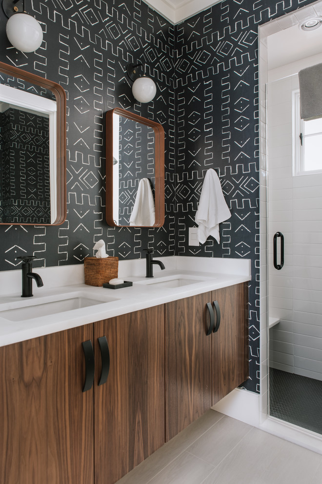 Esempio di una stanza da bagno con doccia stile marino con ante lisce, ante in legno bruno, piastrelle bianche, pareti multicolore, lavabo sottopiano e pavimento beige