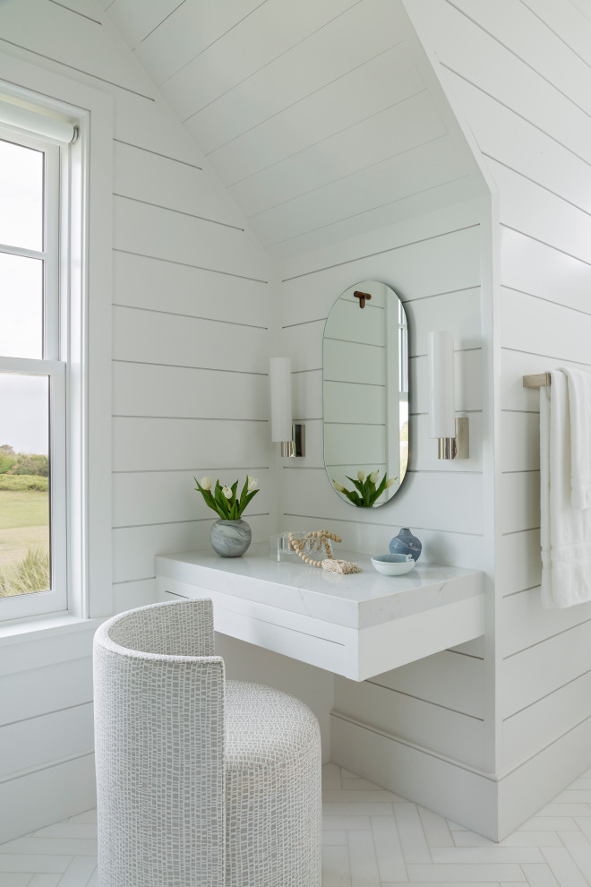 Modelo de cuarto de baño principal marinero de tamaño medio con armarios abiertos, puertas de armario blancas, paredes blancas, suelo de baldosas de porcelana, suelo blanco y encimeras grises
