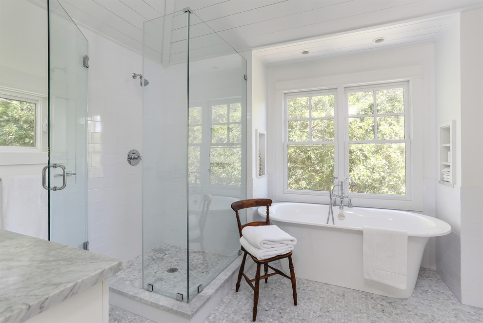 Esempio di una stanza da bagno costiera con vasca freestanding, doccia alcova, piastrelle bianche e pavimento con piastrelle a mosaico