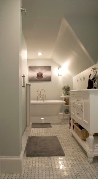 Стильный дизайн: маленькая главная ванная комната в стиле неоклассика (современная классика) с фасадами островного типа, белыми фасадами, отдельно стоящей ванной, мраморным полом, накладной раковиной, мраморной столешницей и серым полом для на участке и в саду - последний тренд