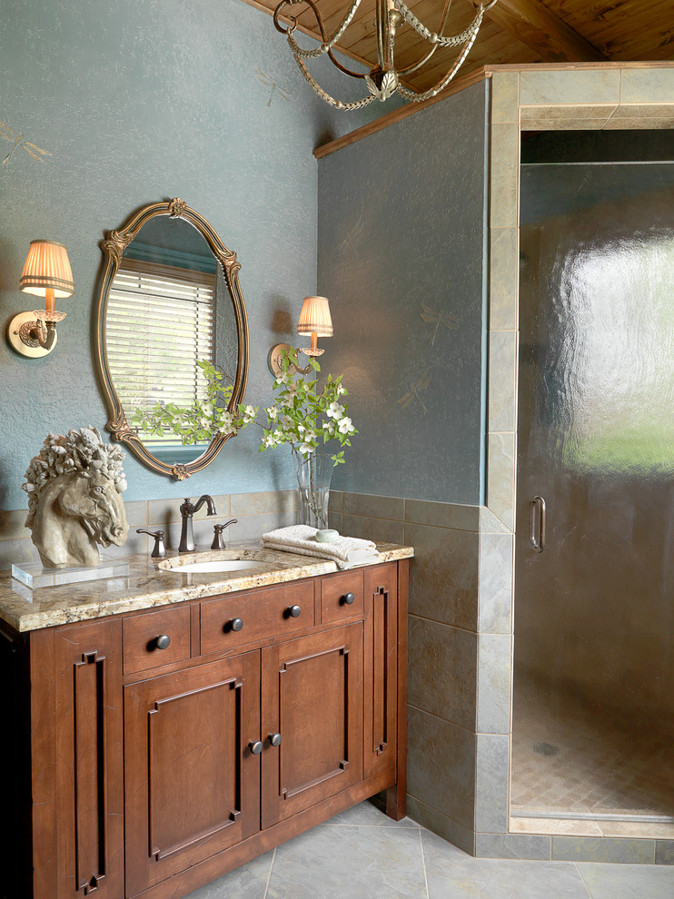 Ejemplo de cuarto de baño tradicional con lavabo bajoencimera, puertas de armario de madera oscura, ducha empotrada, baldosas y/o azulejos beige, encimera de granito y armarios con paneles empotrados