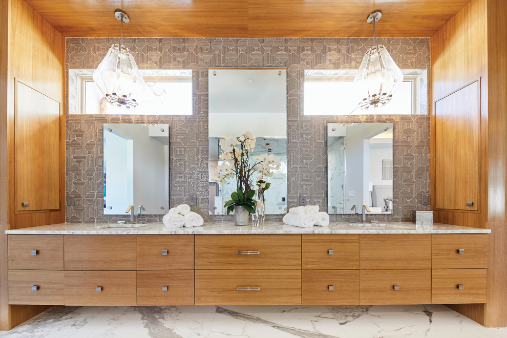 Modern inredning av ett stort grå grått en-suite badrum, med släta luckor, skåp i ljust trä, ett fristående badkar, en dusch/badkar-kombination, grå kakel, marmorkakel, grå väggar, marmorgolv, ett undermonterad handfat, marmorbänkskiva, vitt golv och dusch med gångjärnsdörr