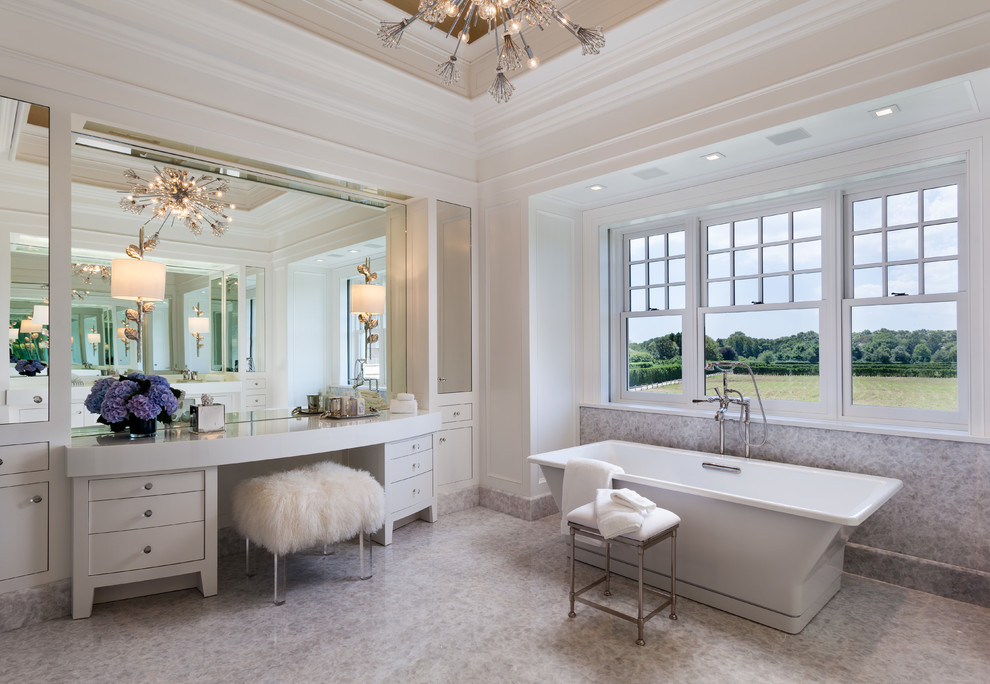 Источник вдохновения для домашнего уюта: главная ванная комната в стиле неоклассика (современная классика) с отдельно стоящей ванной, белыми стенами и плоскими фасадами