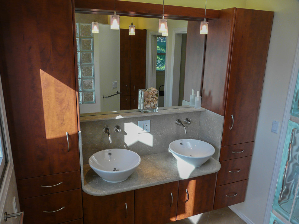 Modern inredning av ett stort en-suite badrum, med släta luckor, skåp i mörkt trä, en hörndusch, en toalettstol med hel cisternkåpa, vita väggar, klinkergolv i porslin och ett fristående handfat