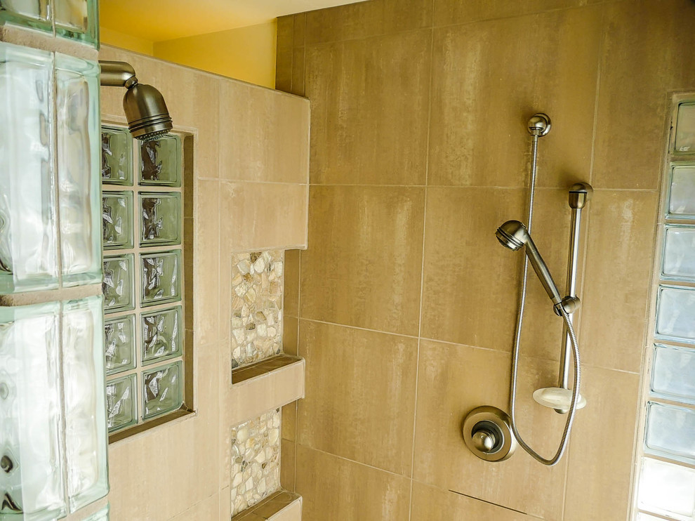 Источник вдохновения для домашнего уюта: большая главная ванная комната в стиле модернизм с плоскими фасадами, темными деревянными фасадами, угловым душем, унитазом-моноблоком, белыми стенами, полом из керамогранита и настольной раковиной