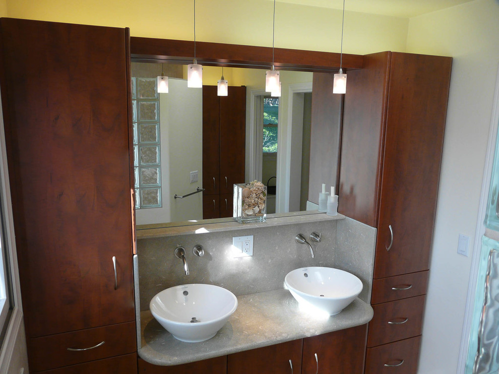 Idee per una grande stanza da bagno padronale minimalista con ante lisce, ante in legno bruno, doccia ad angolo, WC monopezzo, pareti bianche, pavimento in gres porcellanato e lavabo a bacinella