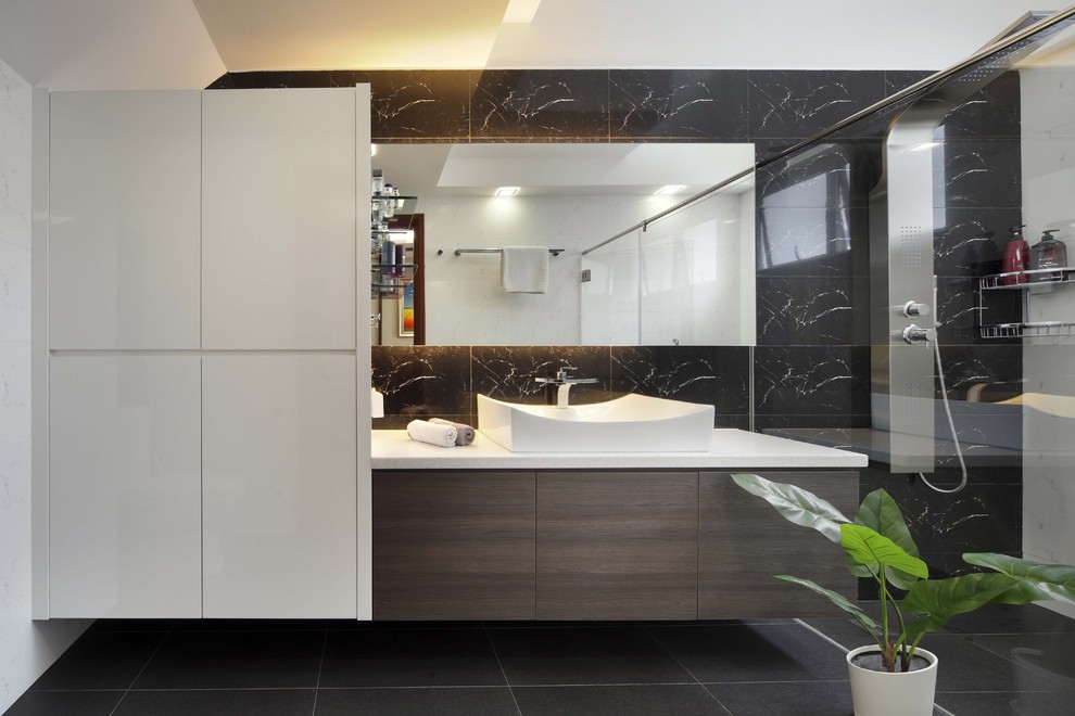 Идея дизайна: ванная комната в стиле модернизм с настольной раковиной и белой столешницей