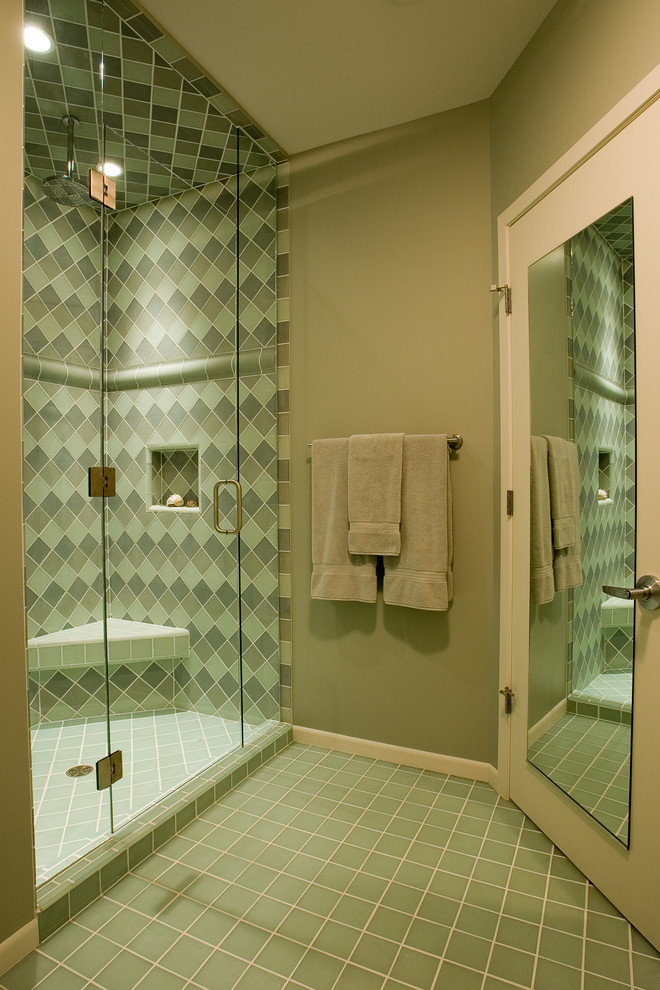 На фото: ванная комната в современном стиле с душем в нише и зеленой плиткой с