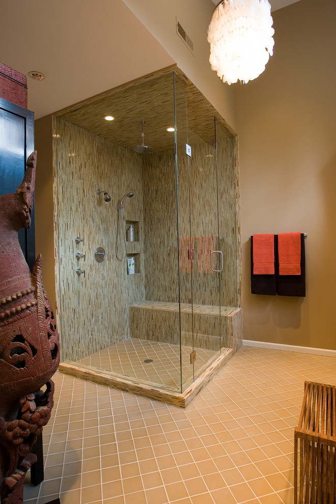 Idee per una stanza da bagno contemporanea con doccia ad angolo, piastrelle a listelli e piastrelle beige
