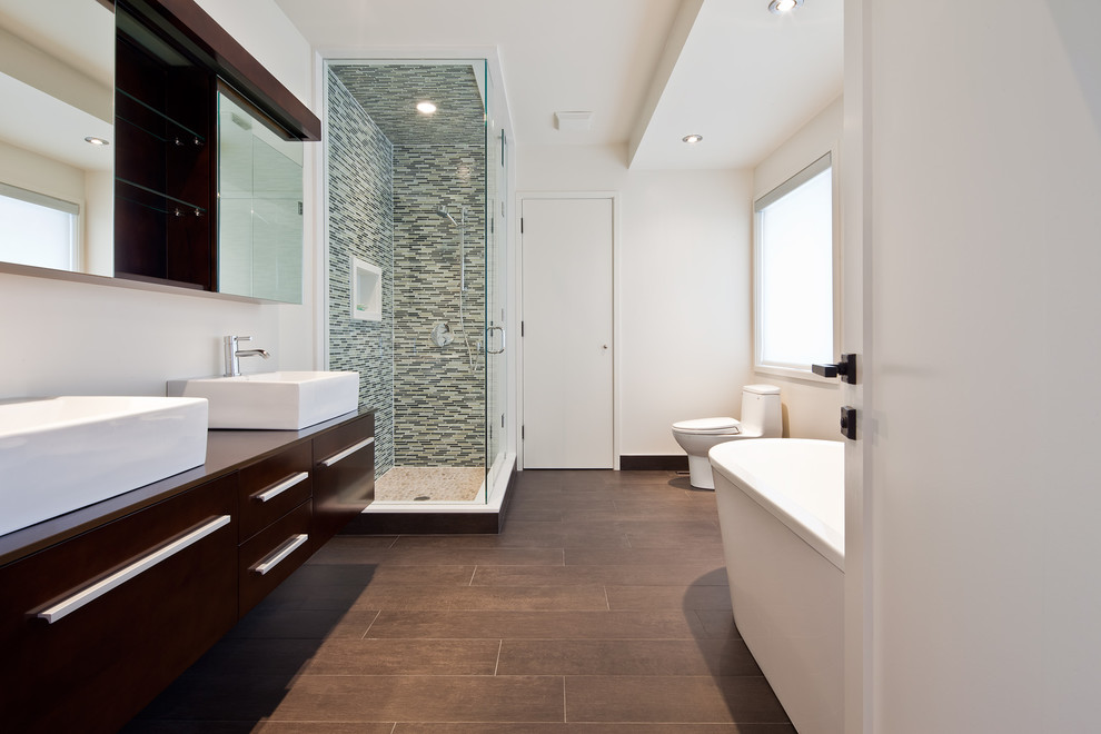Пример оригинального дизайна: ванная комната в стиле рустика с отдельно стоящей ванной, плиткой мозаикой и настольной раковиной