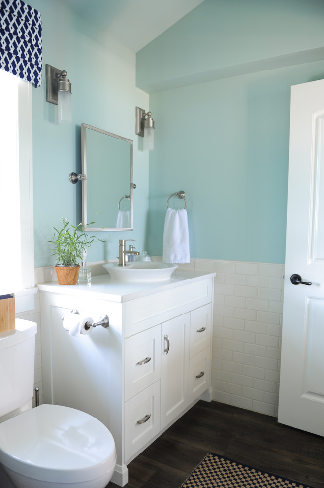 На фото: ванная комната среднего размера в морском стиле с душевой кабиной, фасадами в стиле шейкер, белыми фасадами, столешницей из искусственного кварца, белой плиткой, плиткой кабанчик, угловым душем, накладной раковиной, синими стенами и полом из линолеума с