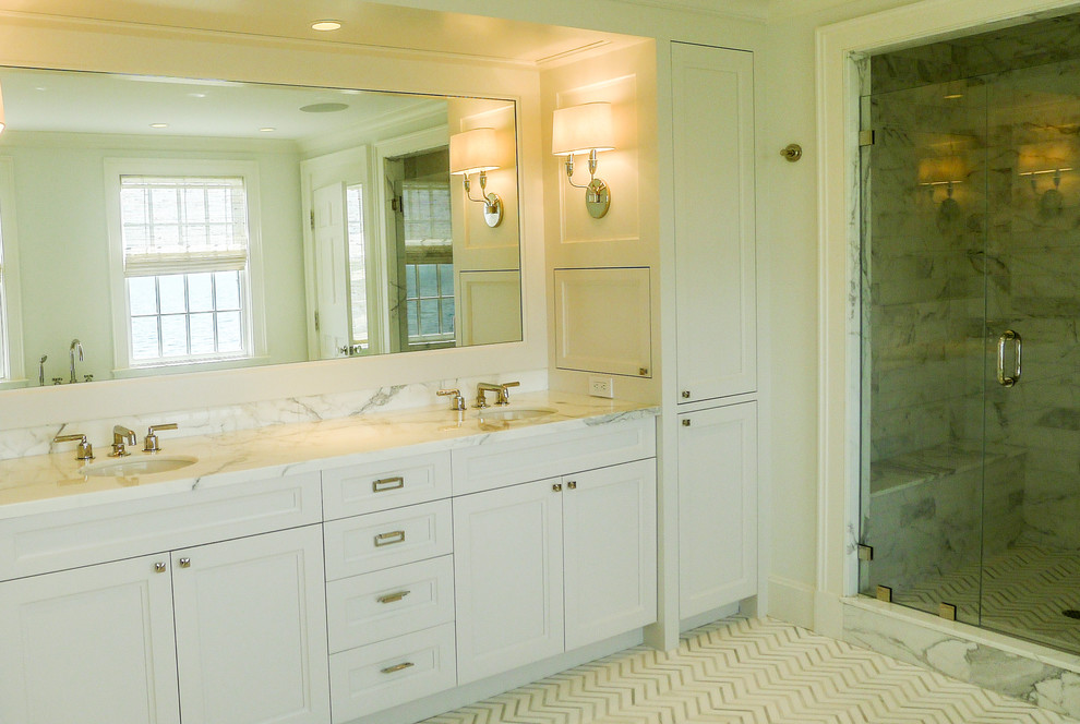 Стильный дизайн: большая главная ванная комната в стиле неоклассика (современная классика) с белыми фасадами, душем в нише, белыми стенами, полом из керамической плитки, мраморной столешницей, фасадами в стиле шейкер и врезной раковиной - последний тренд