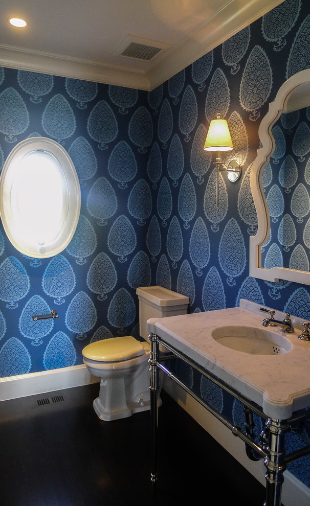 Modelo de cuarto de baño tradicional renovado grande con encimera de mármol, paredes azules, suelo de madera oscura, aseo y ducha, sanitario de una pieza y lavabo bajoencimera