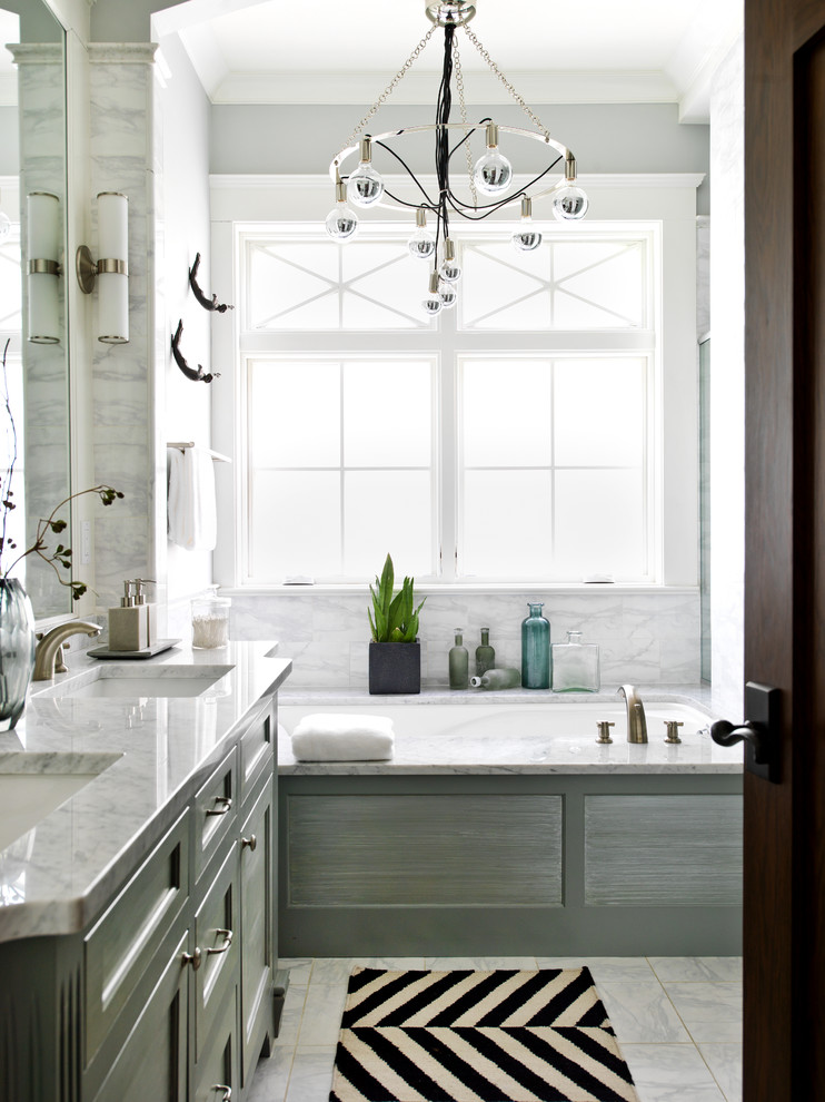 Источник вдохновения для домашнего уюта: ванная комната в стиле неоклассика (современная классика) с врезной раковиной, фасадами в стиле шейкер, серыми фасадами, полновстраиваемой ванной, белой плиткой и серыми стенами