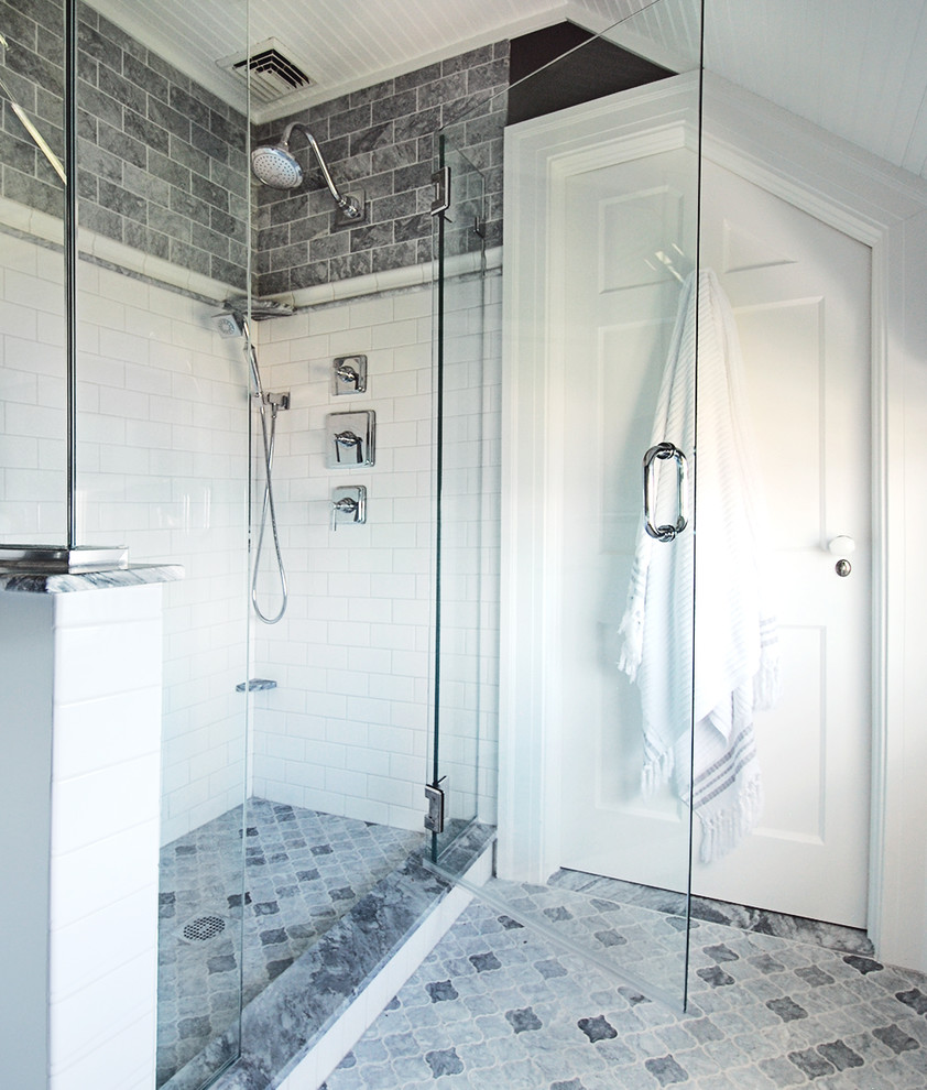 Ispirazione per una grande stanza da bagno padronale boho chic con pareti grigie, pavimento con piastrelle a mosaico, doccia ad angolo, piastrelle grigie, piastrelle bianche e piastrelle diamantate