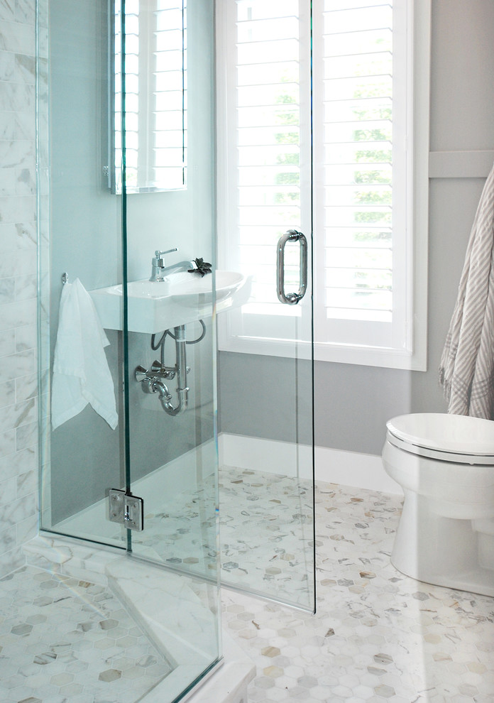 Idee per una piccola stanza da bagno con doccia costiera con lavabo sospeso, doccia ad angolo, WC monopezzo, pareti grigie, pavimento in marmo, piastrelle grigie, piastrelle bianche e piastrelle a mosaico