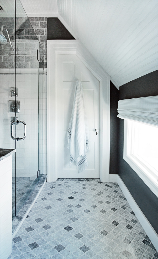 Идея дизайна: большая главная ванная комната в стиле фьюжн с серой плиткой, белой плиткой, серыми стенами, полом из мозаичной плитки, мраморной столешницей, угловым душем и плиткой кабанчик