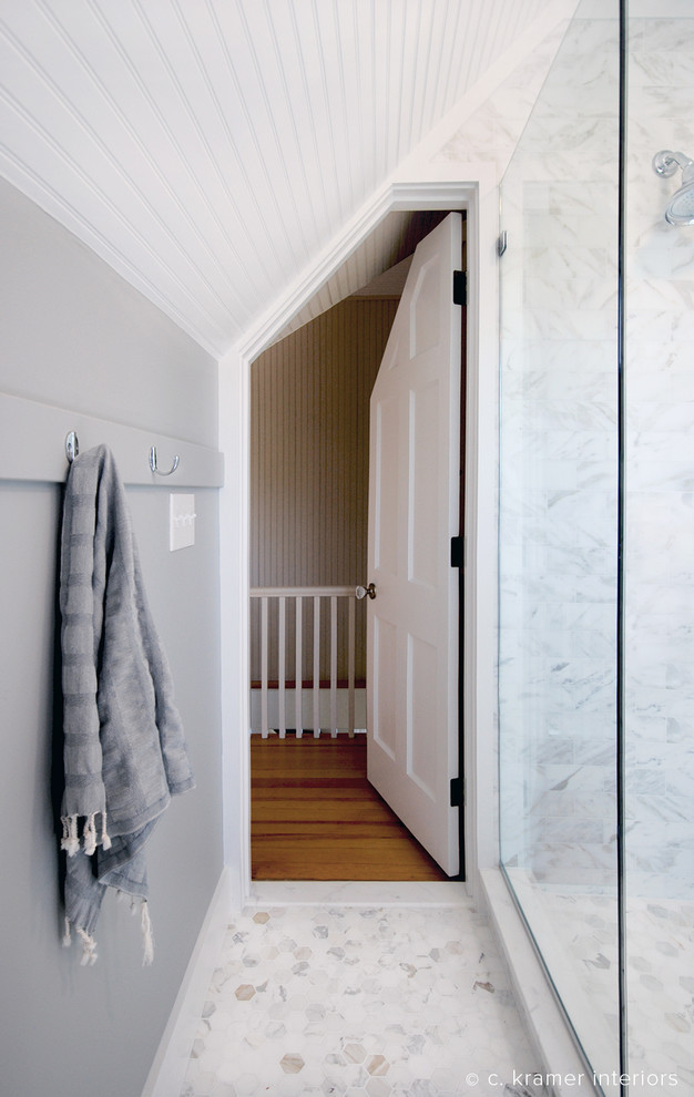 Idee per una piccola stanza da bagno con doccia costiera con doccia ad angolo, WC monopezzo, piastrelle grigie, piastrelle bianche, piastrelle a mosaico, pareti grigie, pavimento in marmo e lavabo sospeso