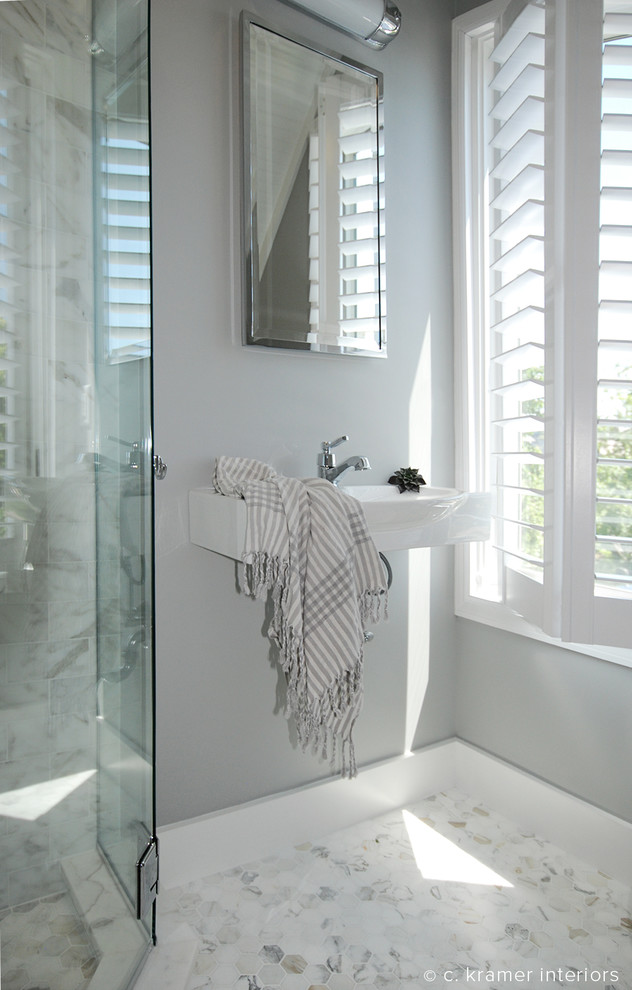 Esempio di una piccola stanza da bagno con doccia stile marino con lavabo sospeso, doccia ad angolo, WC monopezzo, piastrelle multicolore, pareti grigie, pavimento in marmo e lastra di pietra