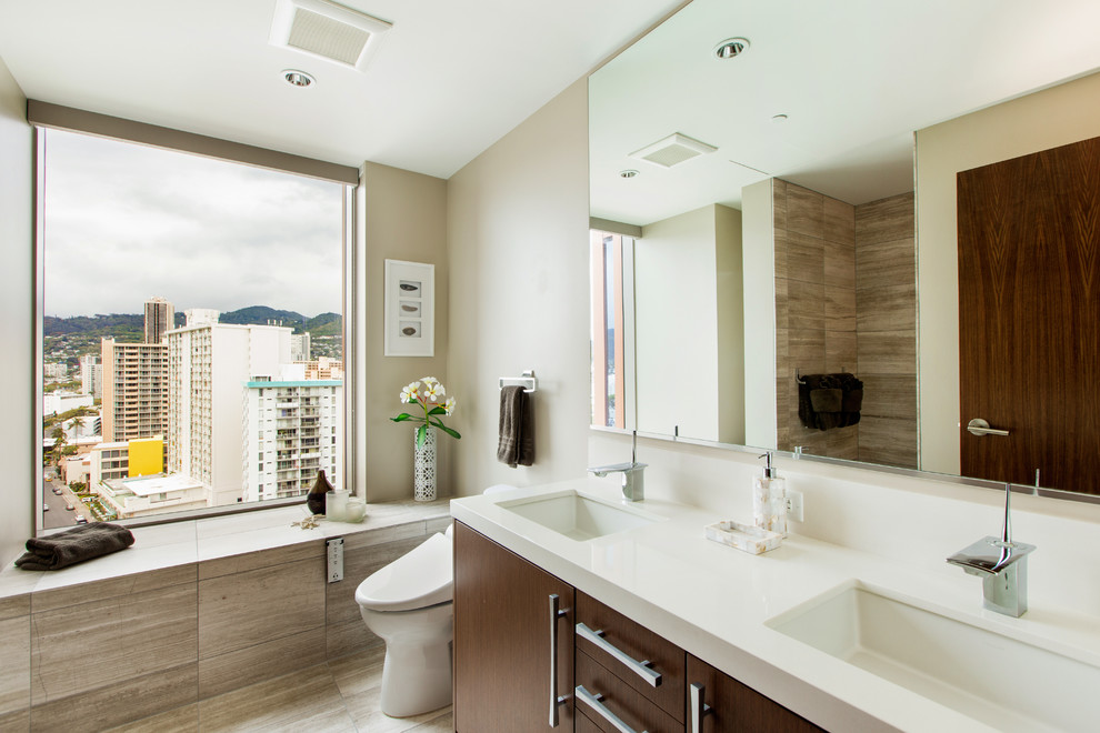 Foto de cuarto de baño principal contemporáneo con lavabo bajoencimera, armarios con paneles lisos, puertas de armario de madera en tonos medios, ducha empotrada, sanitario de una pieza y paredes beige