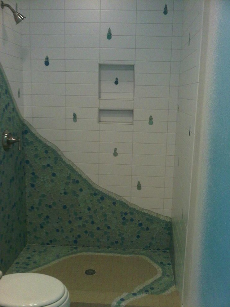 Cette image montre une salle de bain marine.