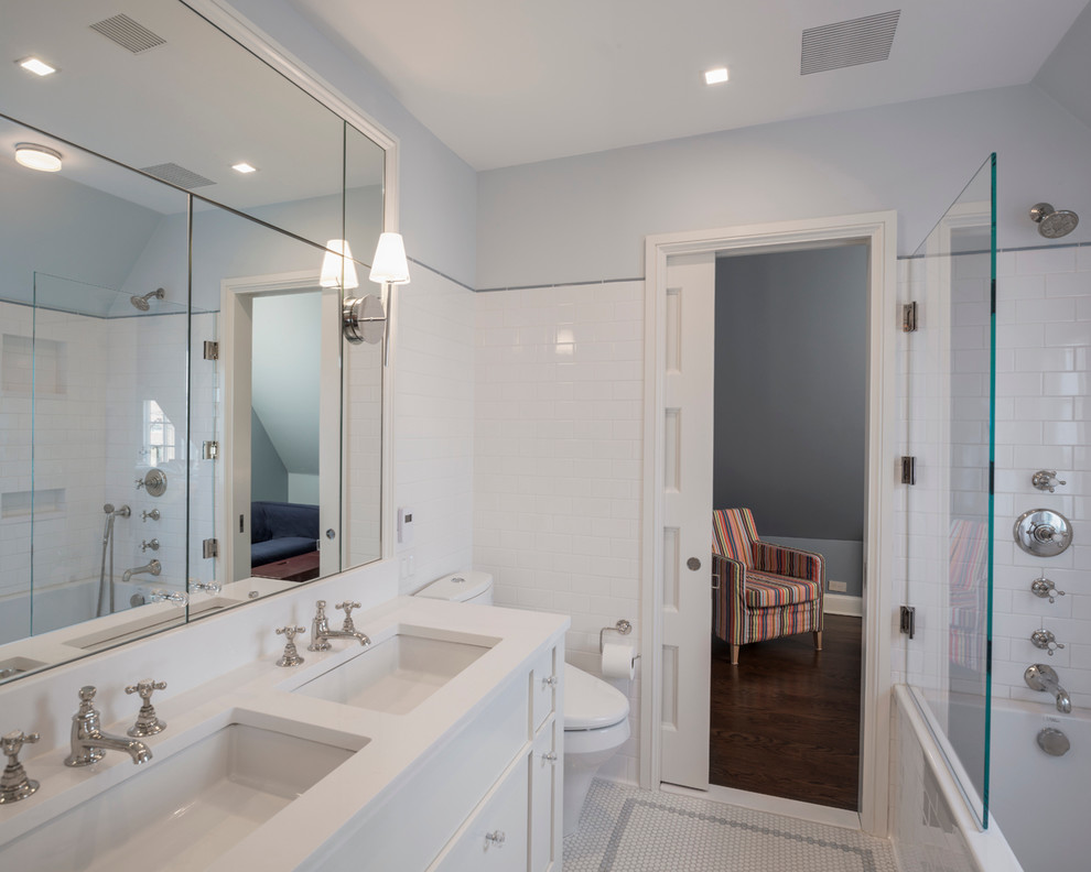 Inspiration för moderna badrum, med ett undermonterad handfat, ett undermonterat badkar, en dusch/badkar-kombination, vit kakel, tunnelbanekakel, vita väggar och mosaikgolv