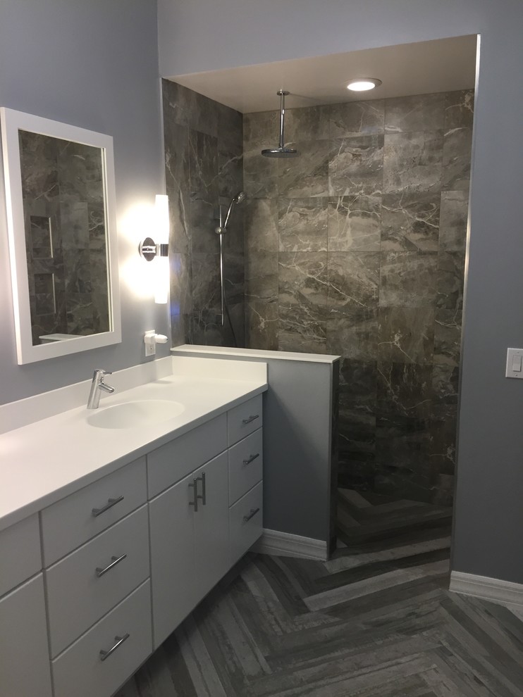 На фото: главная ванная комната в морском стиле с плоскими фасадами, белыми фасадами, открытым душем, серой плиткой, полом из керамической плитки, серым полом и открытым душем с