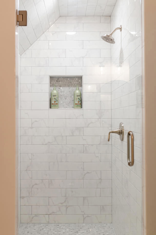 Klassisk inredning av ett litet badrum, med vit kakel, porslinskakel och vita väggar