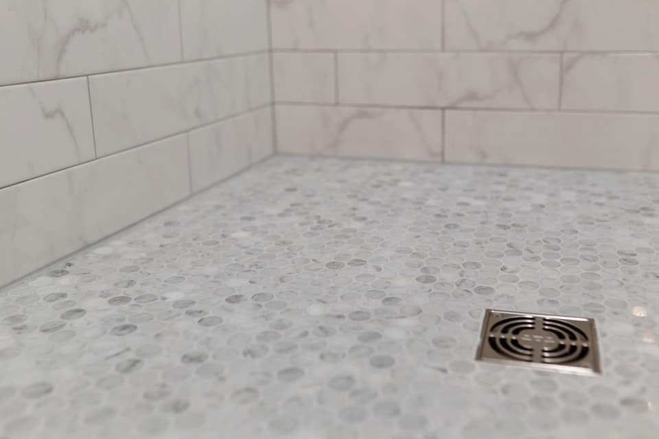 Modelo de cuarto de baño clásico renovado pequeño con baldosas y/o azulejos blancos, baldosas y/o azulejos de porcelana y suelo multicolor