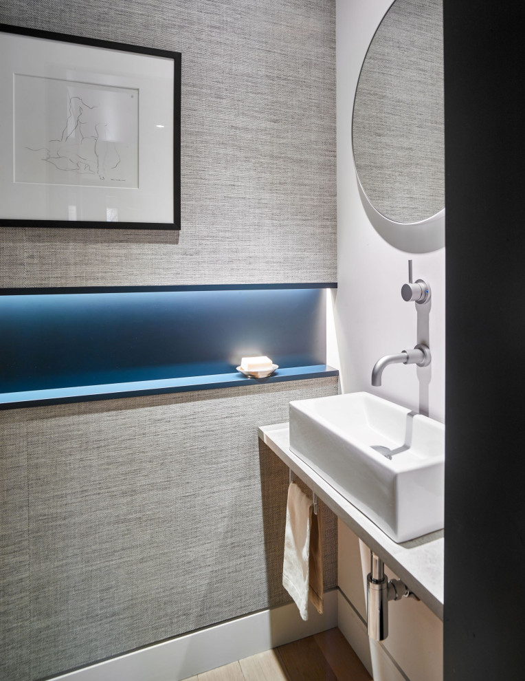 Идея дизайна: ванная комната среднего размера в современном стиле с белыми стенами, душевой кабиной, настольной раковиной, бежевым полом и белой столешницей
