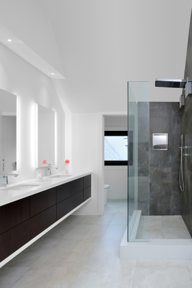 Immagine di una grande stanza da bagno padronale minimal con ante in legno bruno, pareti bianche, pavimento beige e porta doccia a battente