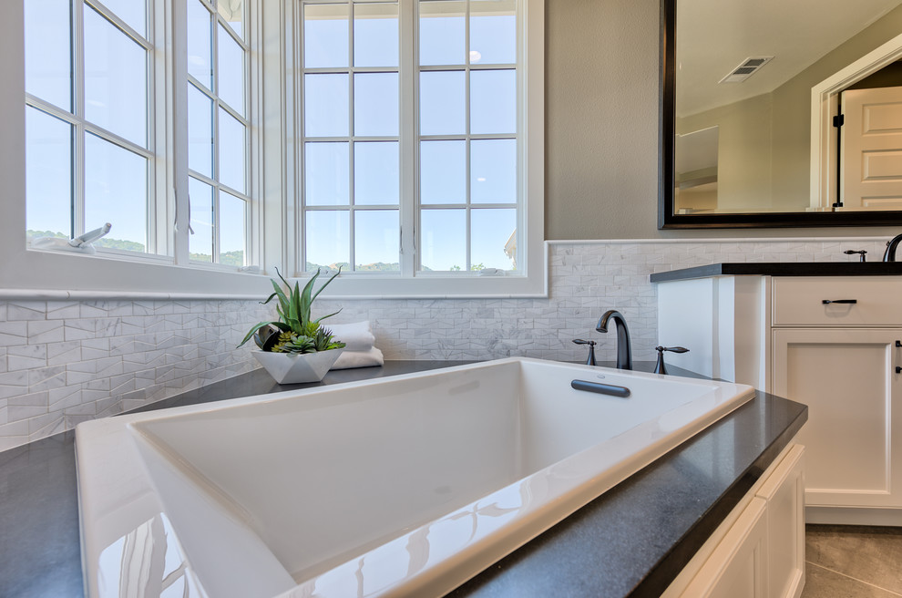 Exempel på ett stort klassiskt en-suite badrum, med skåp i shakerstil, vita skåp, ett platsbyggt badkar, beige kakel och beige väggar