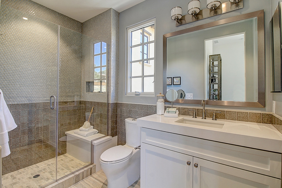 Foto de cuarto de baño de tamaño medio con armarios estilo shaker, puertas de armario blancas, ducha empotrada, lavabo bajoencimera y ducha con puerta con bisagras