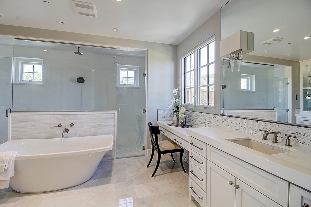 Immagine di una stanza da bagno padronale di medie dimensioni con ante in stile shaker, ante bianche, vasca freestanding, doccia doppia, lavabo sottopiano e porta doccia a battente