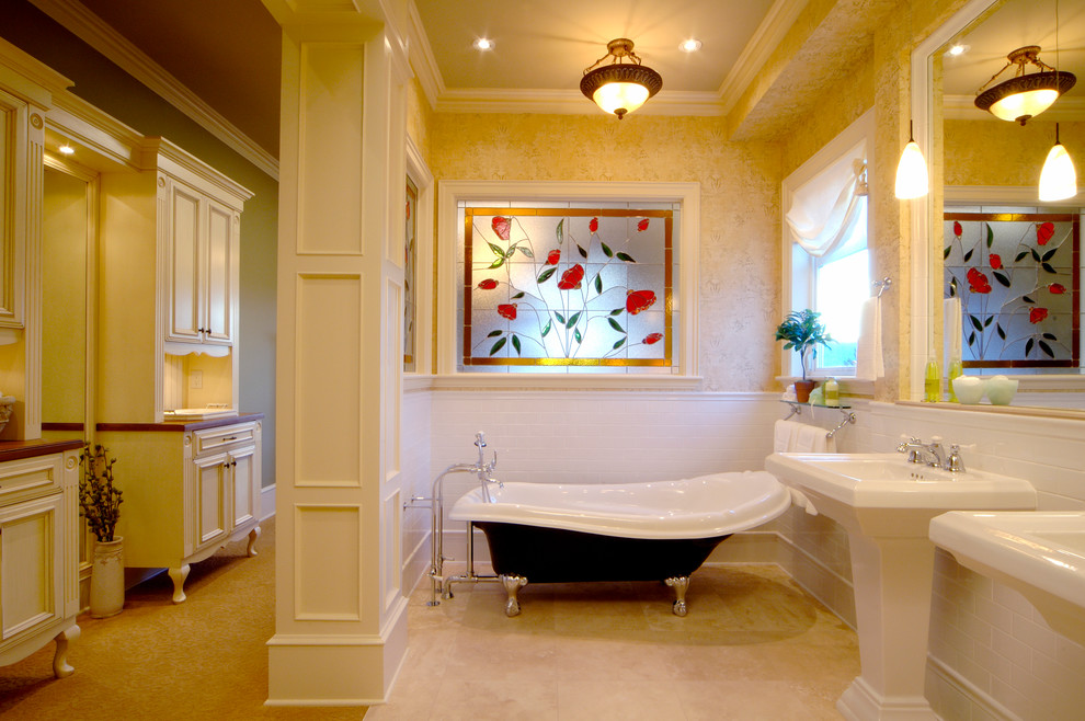 Cette photo montre une grande salle de bain principale chic avec un lavabo de ferme, une baignoire indépendante et un carrelage blanc.