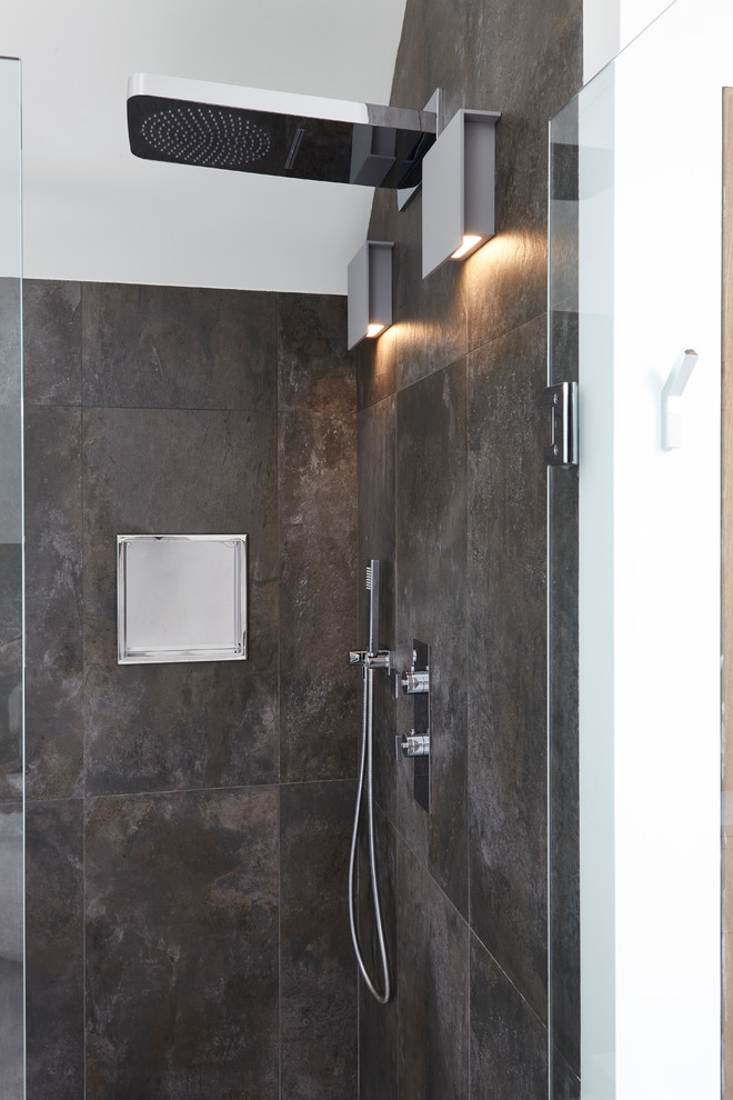 Ejemplo de cuarto de baño principal actual grande con ducha esquinera, baldosas y/o azulejos multicolor, paredes multicolor y ducha con puerta con bisagras