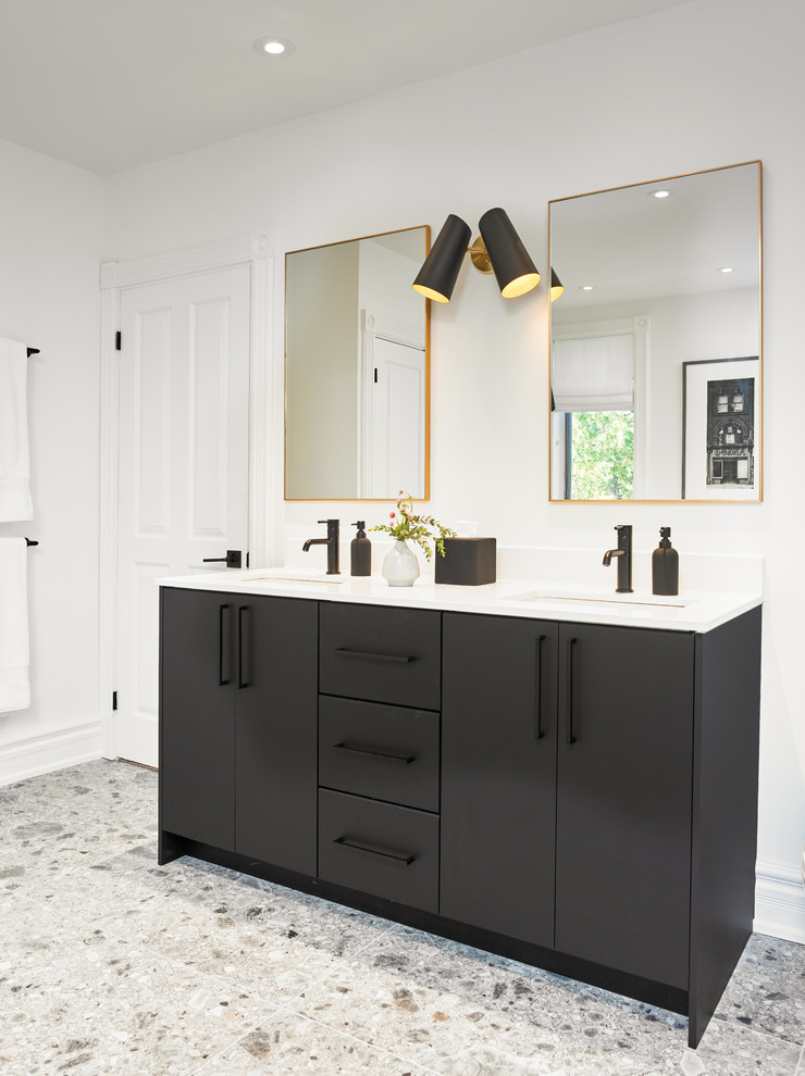Ejemplo de cuarto de baño minimalista con armarios con paneles lisos, puertas de armario negras, paredes blancas, lavabo bajoencimera, suelo gris y encimeras blancas