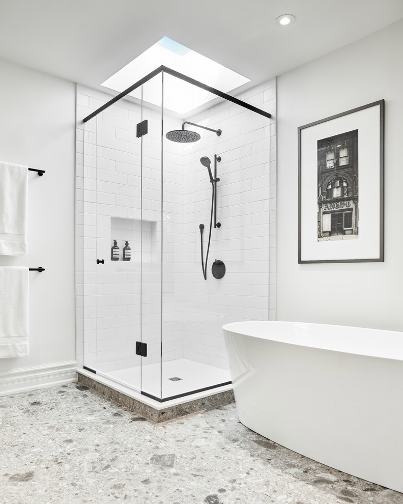 Ispirazione per una stanza da bagno moderna con vasca freestanding, piastrelle bianche, piastrelle diamantate, pareti bianche e pavimento grigio