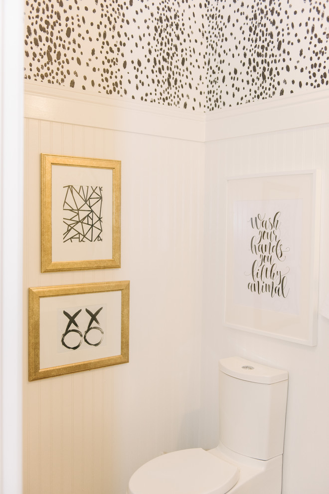 Immagine di una stanza da bagno country con WC monopezzo, pareti bianche, parquet chiaro e lavabo a colonna