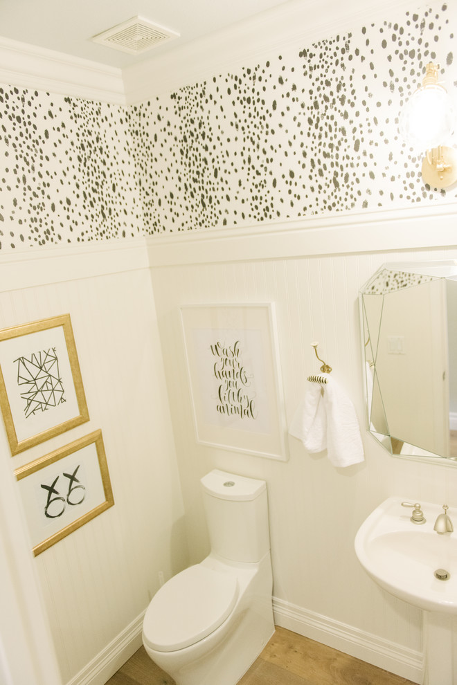 Cette photo montre une salle de bain nature avec WC à poser, un mur blanc, parquet clair et un lavabo de ferme.
